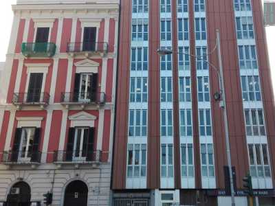 Foto 12. Siamo giunti alla fine del nostro percorso. Raggiungiamo per� corso Cavour per un�ultima �visita�. Qui, ad angolo con via Cardassi, una palazzina in stile liberty rossa e bianca con decorate ringhiere in ferro �fa a cazzotti� con un nuovo e serioso fabbricato marrone sede di una �popolare� banca. E forse di tutti quelli descritti questo � il contrasto pi� brutto di Murat